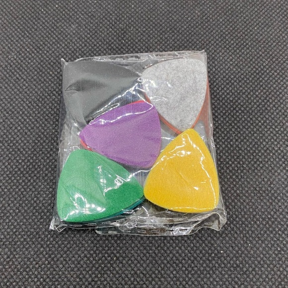 🍀 3/$15 NWT 10 Pack Felt Ukulele Colorful Picks Set - Picture 2 of 3